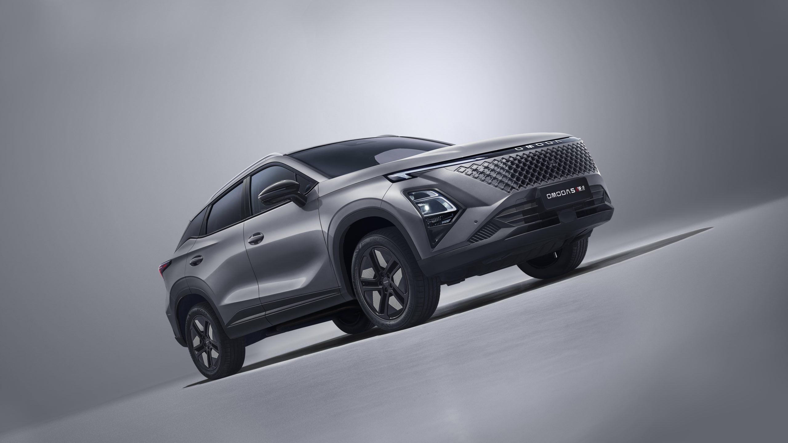 o5-shs-h_GREY_C5SHS_实拍_棚拍图_外观——右前15度-——_源文件-拷贝-scaled